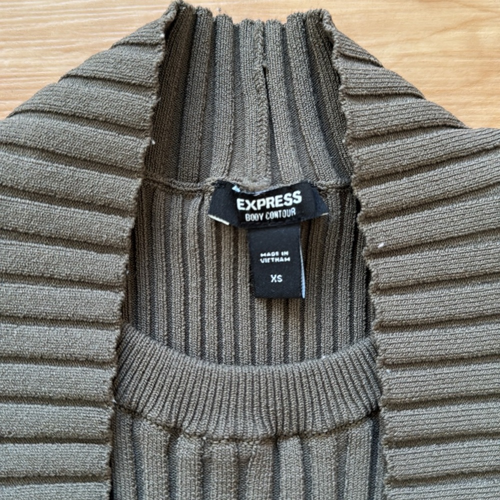 Express Body Contour Top - Picture 2 of 3